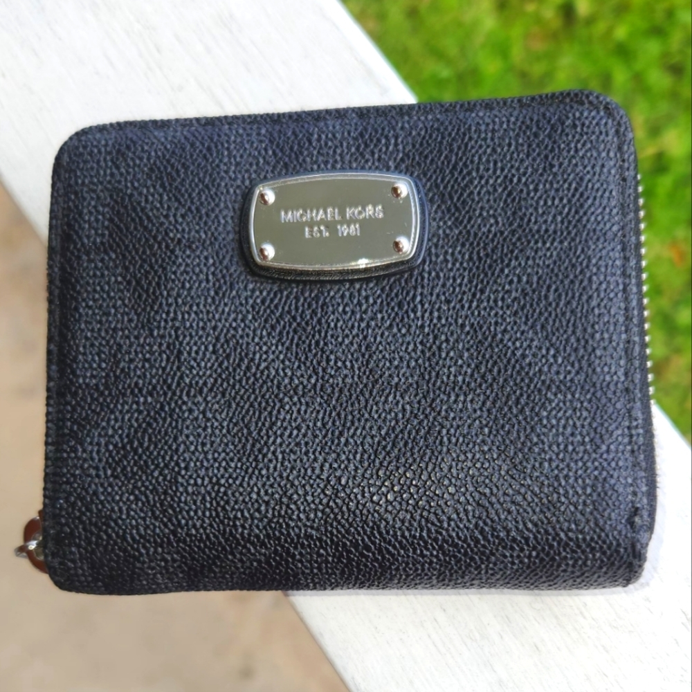 Michael Kors Black & Grey Zip Around Wallet. (NWOT)